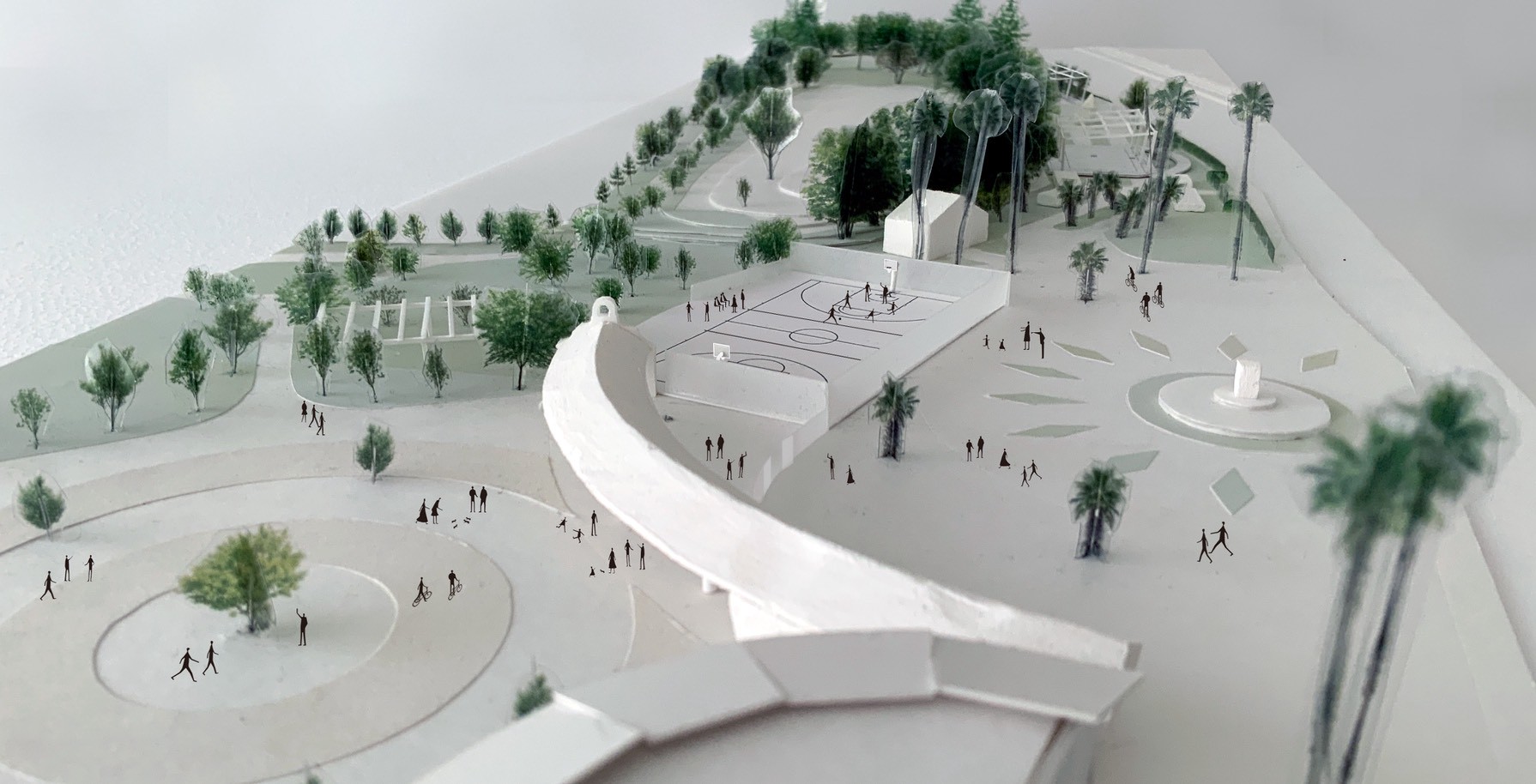 広島県呉市のポートピアパーク及び天応公園内のアーバンスポーツ施設の外観（バスケットコートエリア周辺）