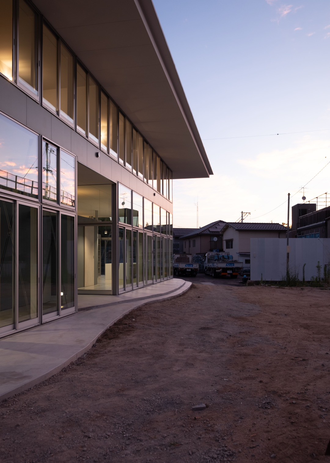 広島県の新社屋　正面横